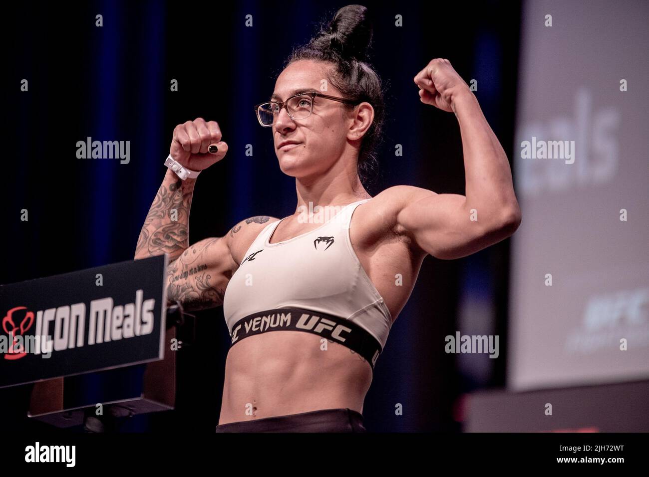 New York, USA. 15.. Juli 2022. LONG ISLAND, NEW YORK, NY - 15. JULI: Emily Ducote steht vor ihrem Kampf bei der UFC Fight Night: Ortega vs Rodriguez am 16. Juli 2022 in Long Island, New York, NY, USA, auf der Waage. (Foto von Matt Davies/PxImages) Credit: Px Images/Alamy Live News Stockfoto