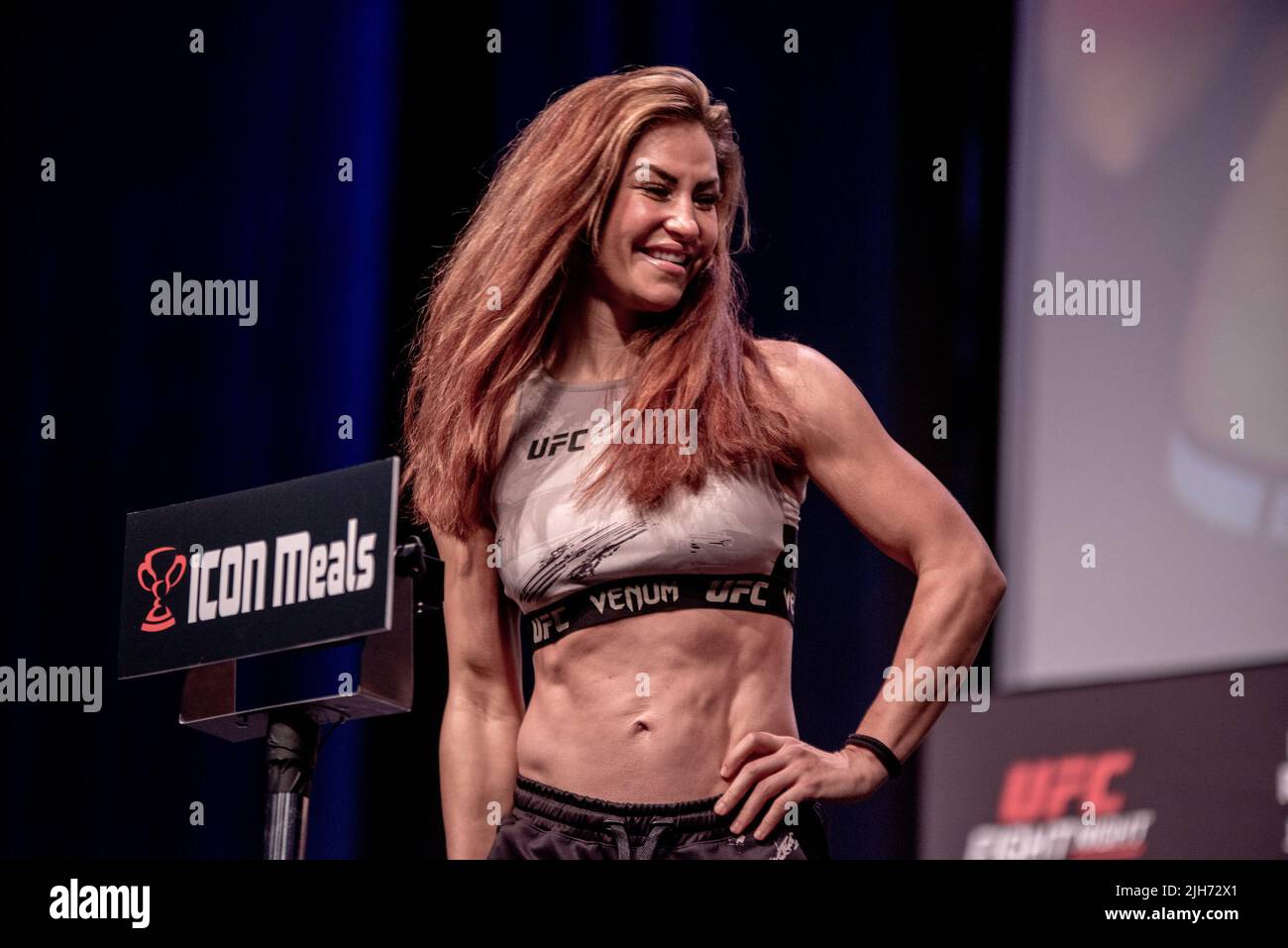 New York, USA. 15.. Juli 2022. LONG ISLAND, NEW YORK, NY - 15. JULI: Miesha Tate steht vor ihrem Kampf bei der UFC Fight Night: Ortega vs Rodriguez am 16. Juli 2022 in Long Island, New York, NY, USA, auf der Waage. (Foto von Matt Davies/PxImages) Credit: Px Images/Alamy Live News Stockfoto