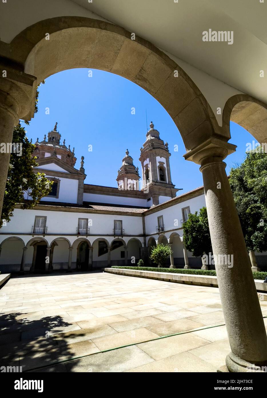 Kloster des Klosters des Heiligen Michael von Refojos, erbaut 1755 im Barockstil für den Benediktinerorden, in Cabeceiras de Basto, Portugal Stockfoto