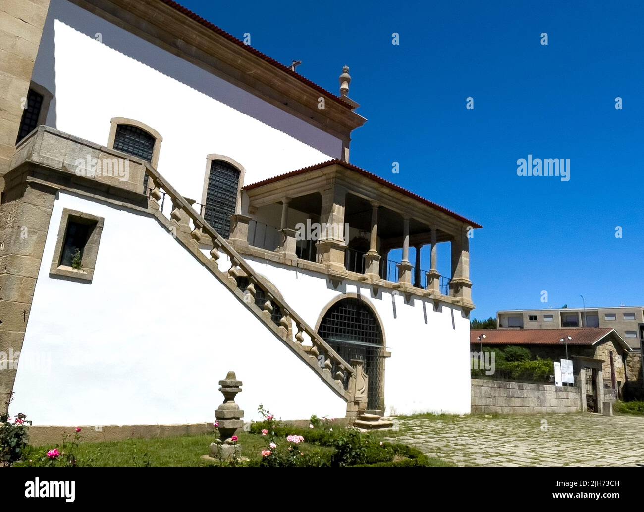 Das Kloster des Heiligen Michael von Refojos wurde 1755 im Barockstil für den Benediktinerorden in der Stadt Cabeceiras de Basto, Portugal, erbaut Stockfoto