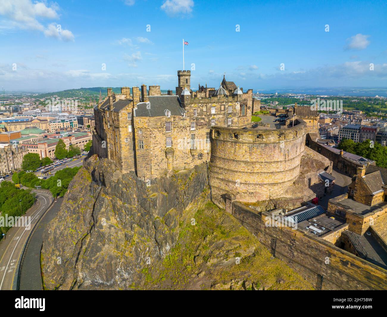 Edinburgh Castle ist ein historisches Schloss steht auf Castle Rock in der Altstadt von Edinburgh, Schottland, Großbritannien. Die Altstadt von Edinburgh ist ein UNESCO-Weltkulturerbe Stockfoto