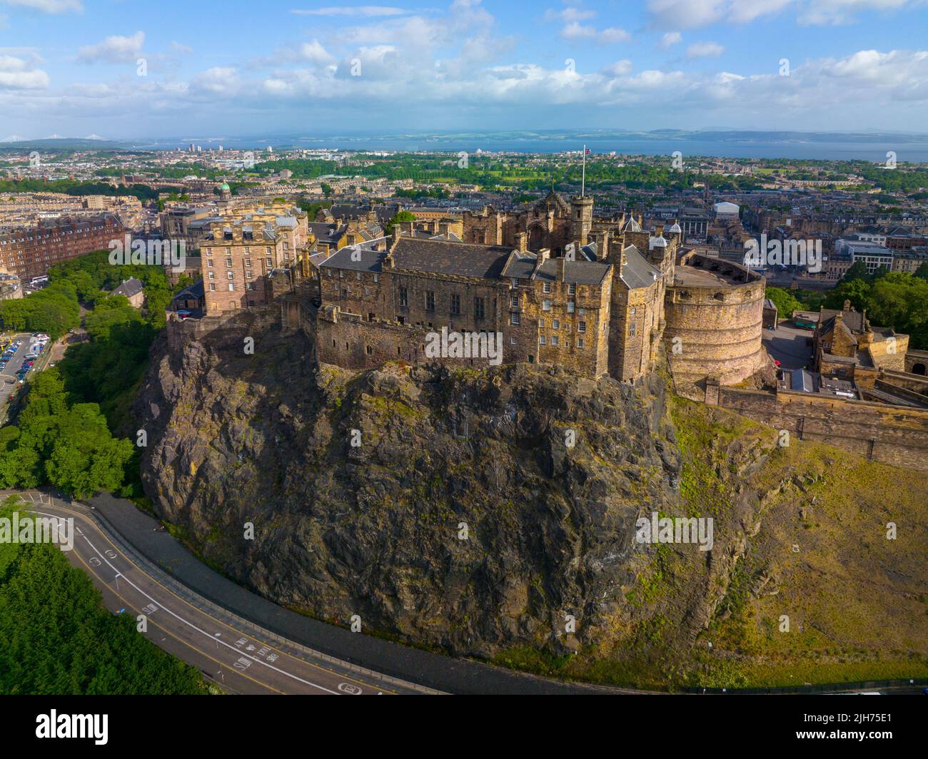 Edinburgh Castle ist ein historisches Schloss steht auf Castle Rock in der Altstadt von Edinburgh, Schottland, Großbritannien. Die Altstadt von Edinburgh ist ein UNESCO-Weltkulturerbe Stockfoto