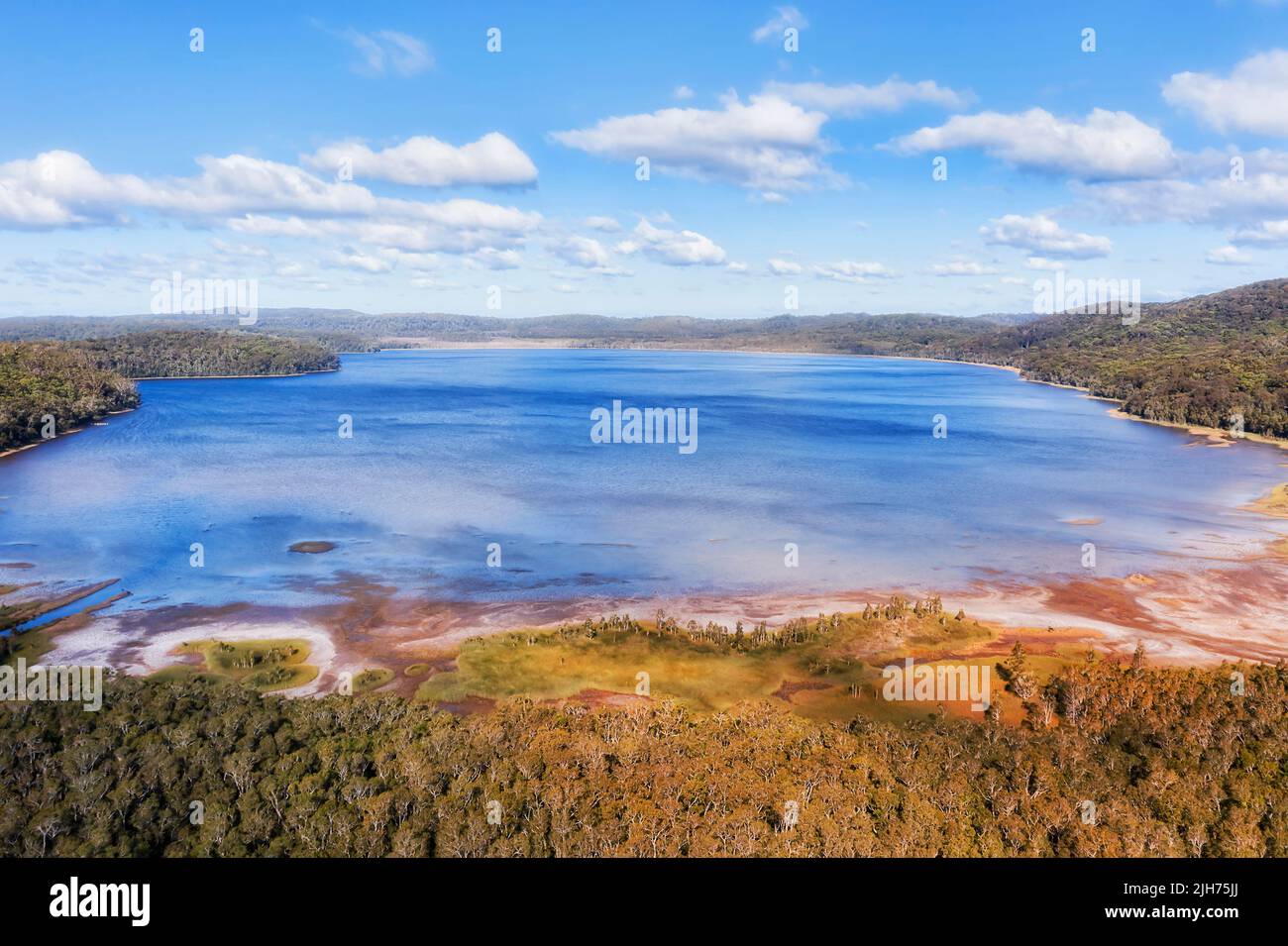 Blaues Süßwasser des Myall Sees im Nationalpark von Australien. Unberührte Kaugummiwälder in luftiger Landschaft. Stockfoto