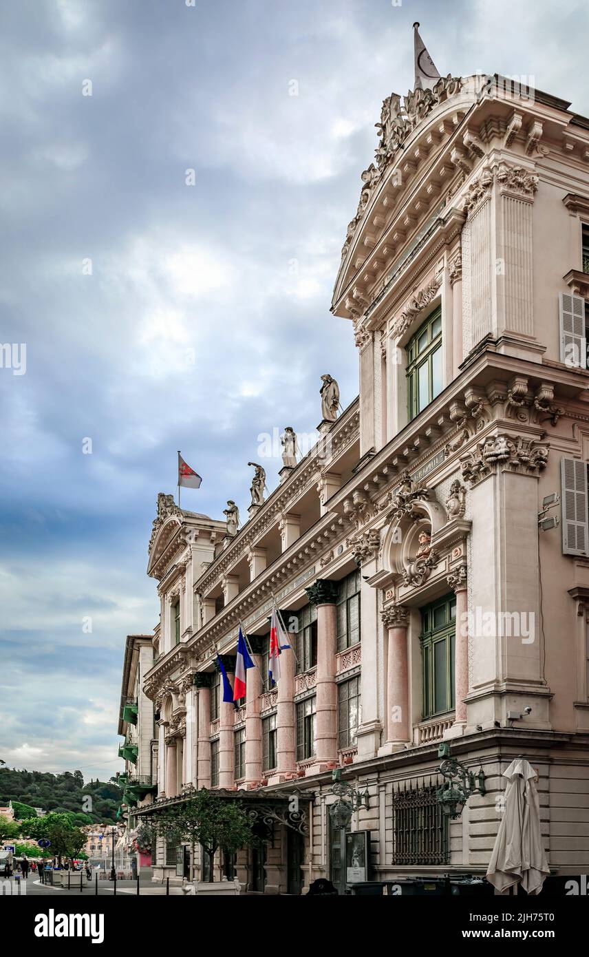 Nizza, Frankreich - 25. Mai 2022: Verzierte Fassade der Oper von Nizza, Stadttheater in der Altstadt von Vieille Ville, Französische Riviera am Mittelmeer Stockfoto