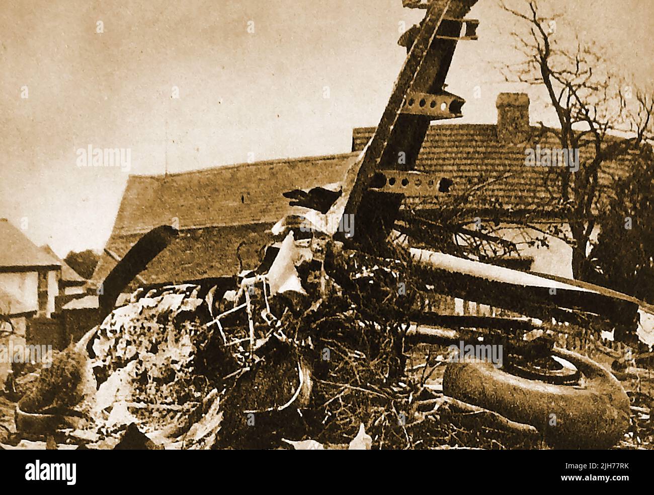 WWII - Wrack eines deutschen Flugzeugs, das hinter einem Bauernhaus in den Midlands, Großbritannien, abgeschossen wurde. Stockfoto