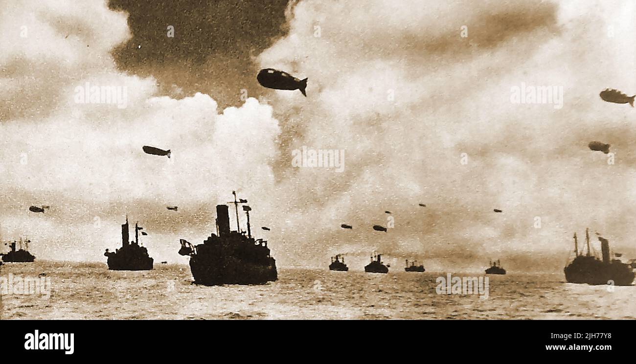 Weltkrieg 2 , Luftabwehrvorkehrungen -- WWII - Ein britischer Marinekonvoi unter dem Schutz von Sperrballons. Stockfoto
