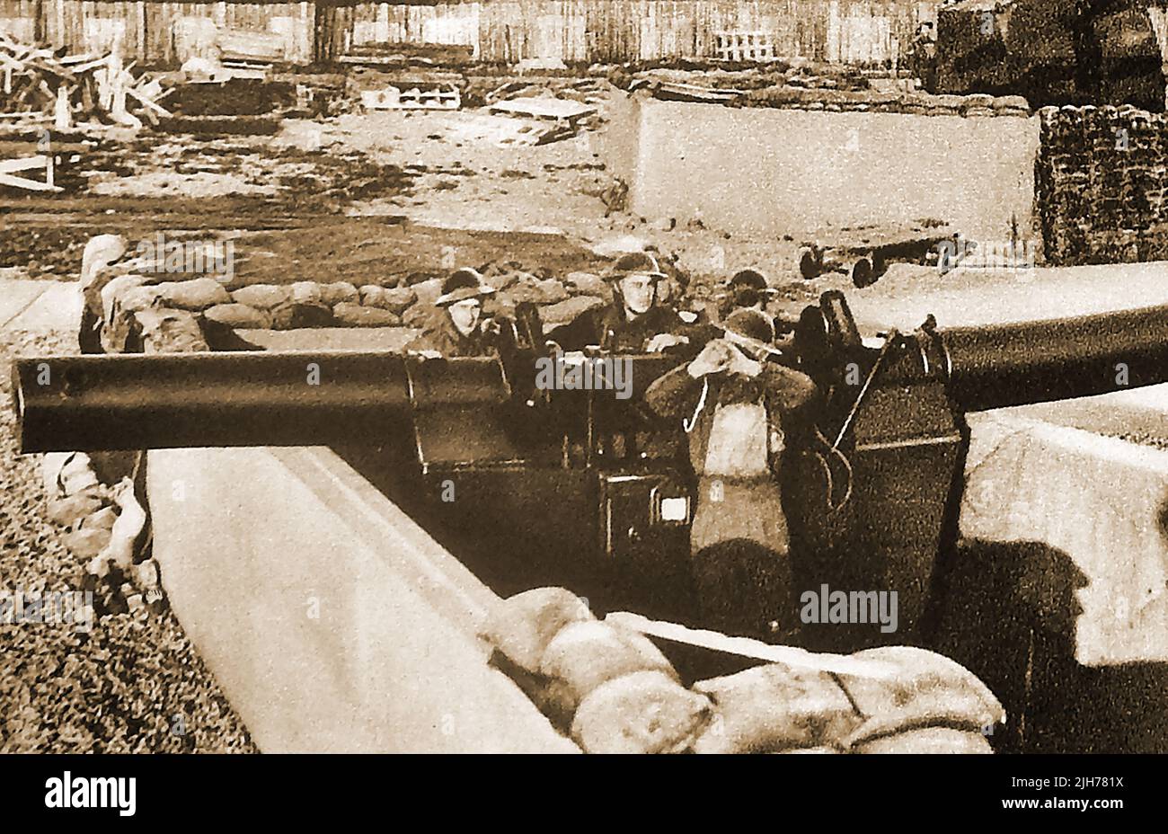 Weltkrieg 2, Luftabwehrvorkehrungen -- der zweite Weltkrieg - Eine Entfernungsmesser-Besatzung auf einem schweren Waffengelände in Großbritannien. Stockfoto