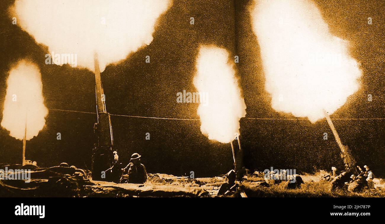 Weltkrieg 2, Luftabwehrvorkehrungen -- WWII - Eine britische Luftabwehrbatterie, die auf einen Angriff deutscher Flugzeuge abzielt. Stockfoto