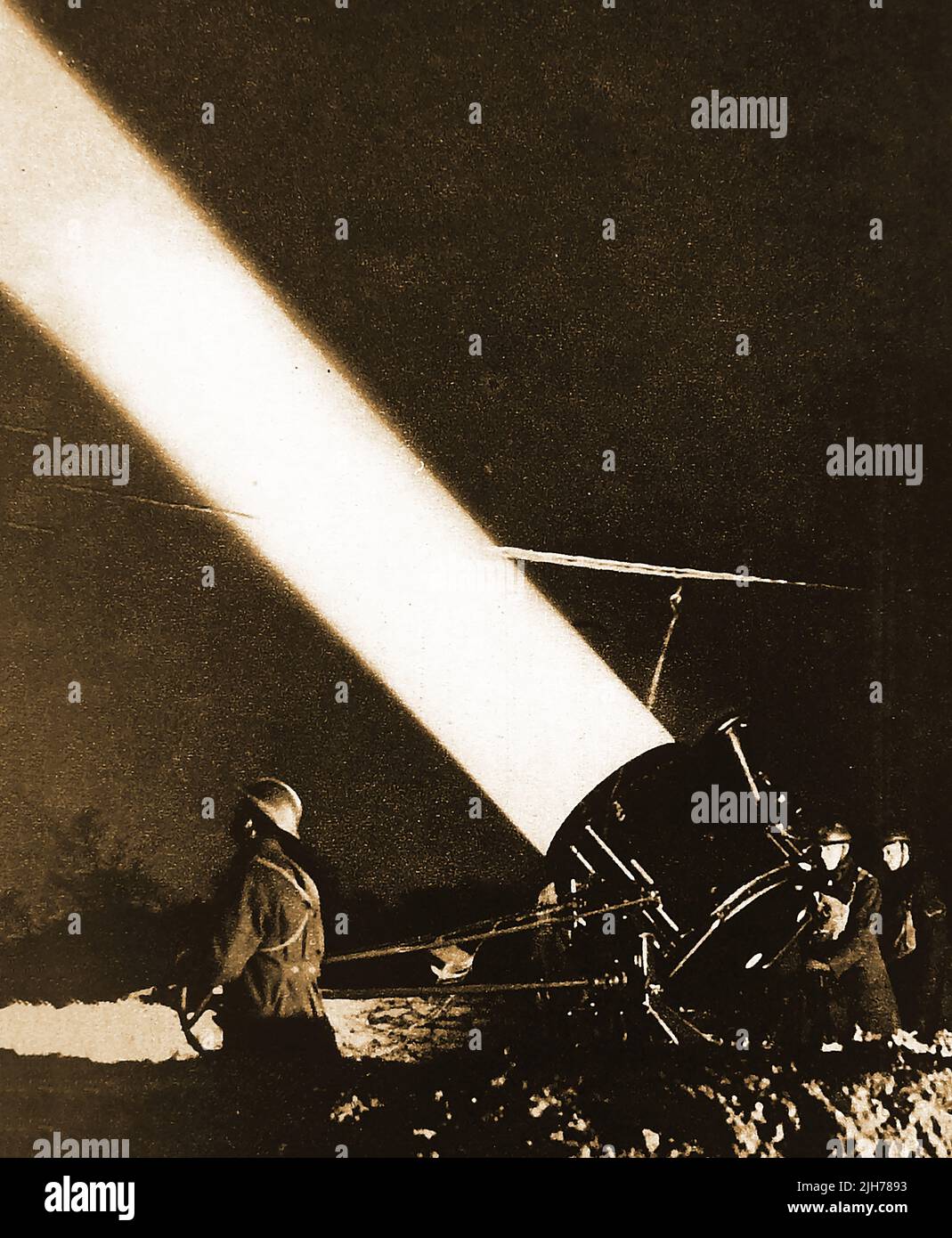 Weltkrieg 2, Luftabwehrvorkehrungen -- WWII - Ein britisches 'Elefantenkind, 210 Millionen Kerzen-Power-Suchscheinwerfer. Stockfoto