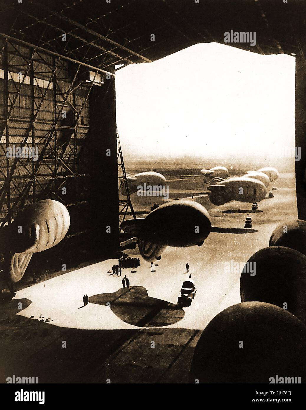 Weltkrieg 2 , Anti-Flugzeug-Vorsichtsmaßnahmen -- WWII - Ein riesiger Hangar für Anti-Flugzeug-Ballons. Stockfoto