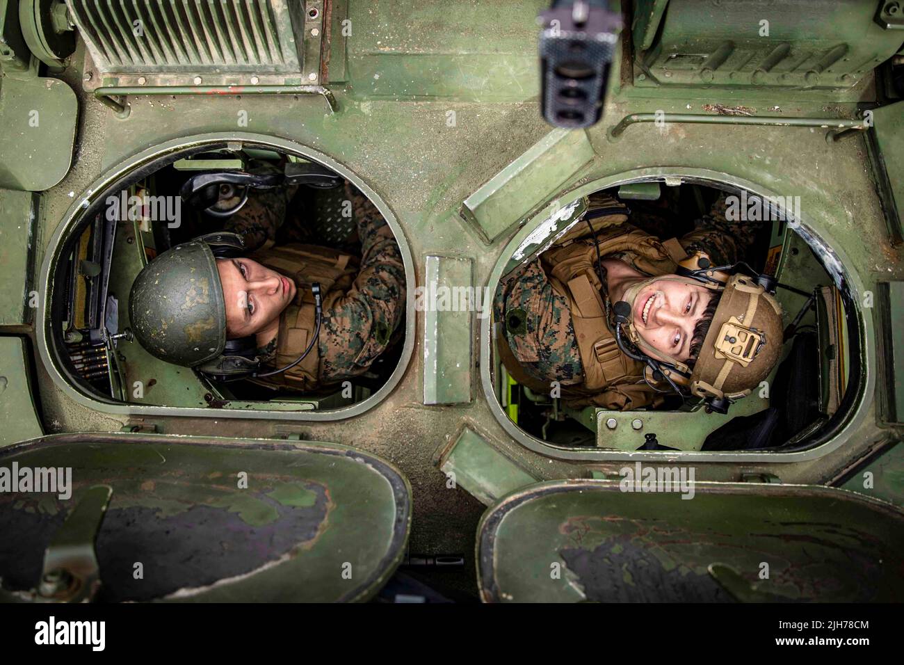 28. Juni 2022 - USA - U.S. Marine Corps CPL. James Vroom, links, und Staff Sgt. Patrick Lauria, Crew mit leichtem gepanzerten Fahrzeug (LAV) bei Bravo Company, Bodenkampf Element, 22. Marine Expeditionary Unit (MEU), betreibt einen LAV A2-25 während einer Live-Feuerübung an Bord des amphibischen Sturmschiffs USS Kearsarge (LHD 3) der Wasp-Klasse im Atlantik, 28. Juni 2022. Die Kearsarge Amphibious Ready Group, die 22. MEU unter dem Kommando und der Kontrolle der Task Force 61/2 einschiffte, befindet sich im geplanten Einsatzgebiet der US Naval Forces Europe, das von der Sechsten Flotte der USA zur Verteidigung der USA eingesetzt wird Stockfoto