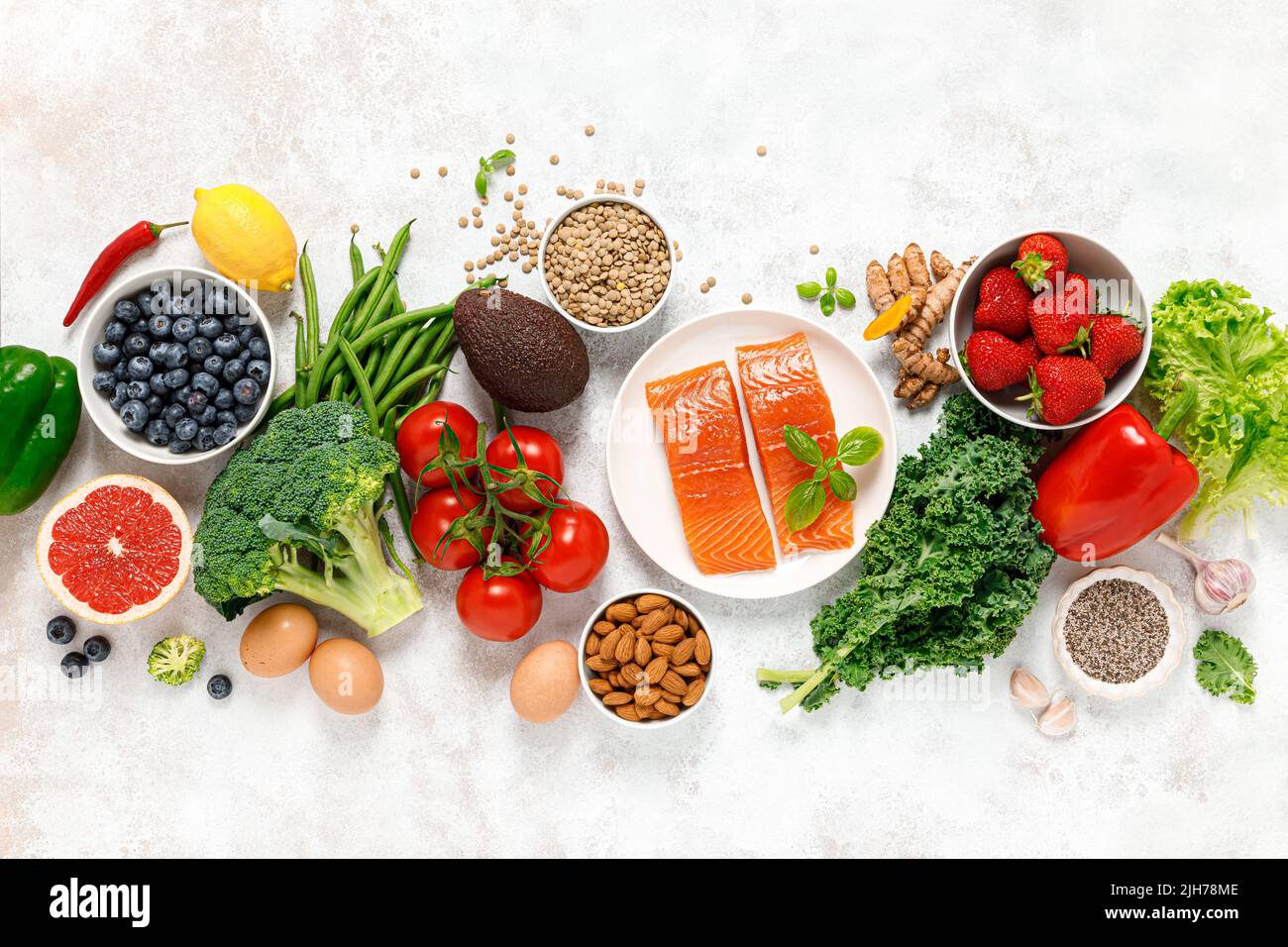 Gesunde Ernährung. Gesunde Ernährung Hintergrund. Lachs, Obst, Gemüse und Beeren. Superfood Stockfoto