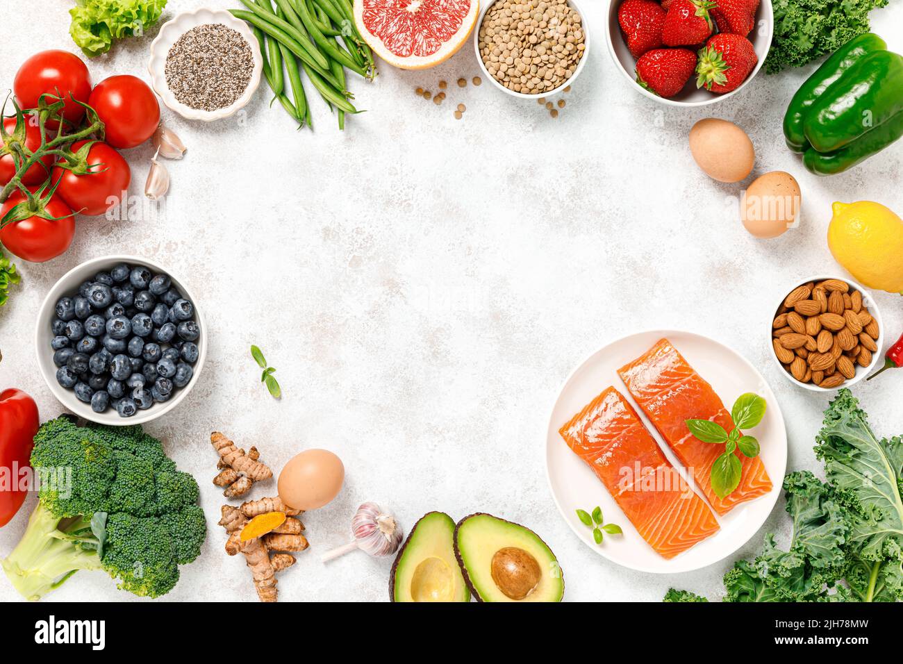 Gesunde Ernährung. Gesunde Ernährung Hintergrund. Lachs, Obst, Gemüse und Beeren. Superfood Stockfoto