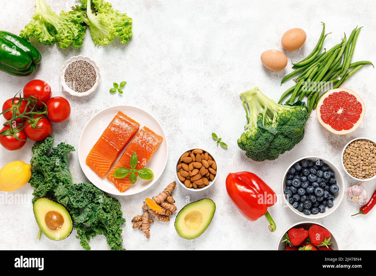 Gesunde Ernährung. Gesunde Ernährung Hintergrund. Lachs, Obst, Gemüse und Beeren. Superfood Stockfoto