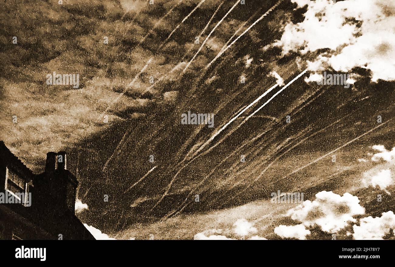 Weltkrieg 2 , Luftabwehrvorkehrungen -- 2. Weltkrieg - Schlacht von Großbritannien - Ein Kameramann zeichnet Luftdampfspuren im August 1940 auf, Stockfoto