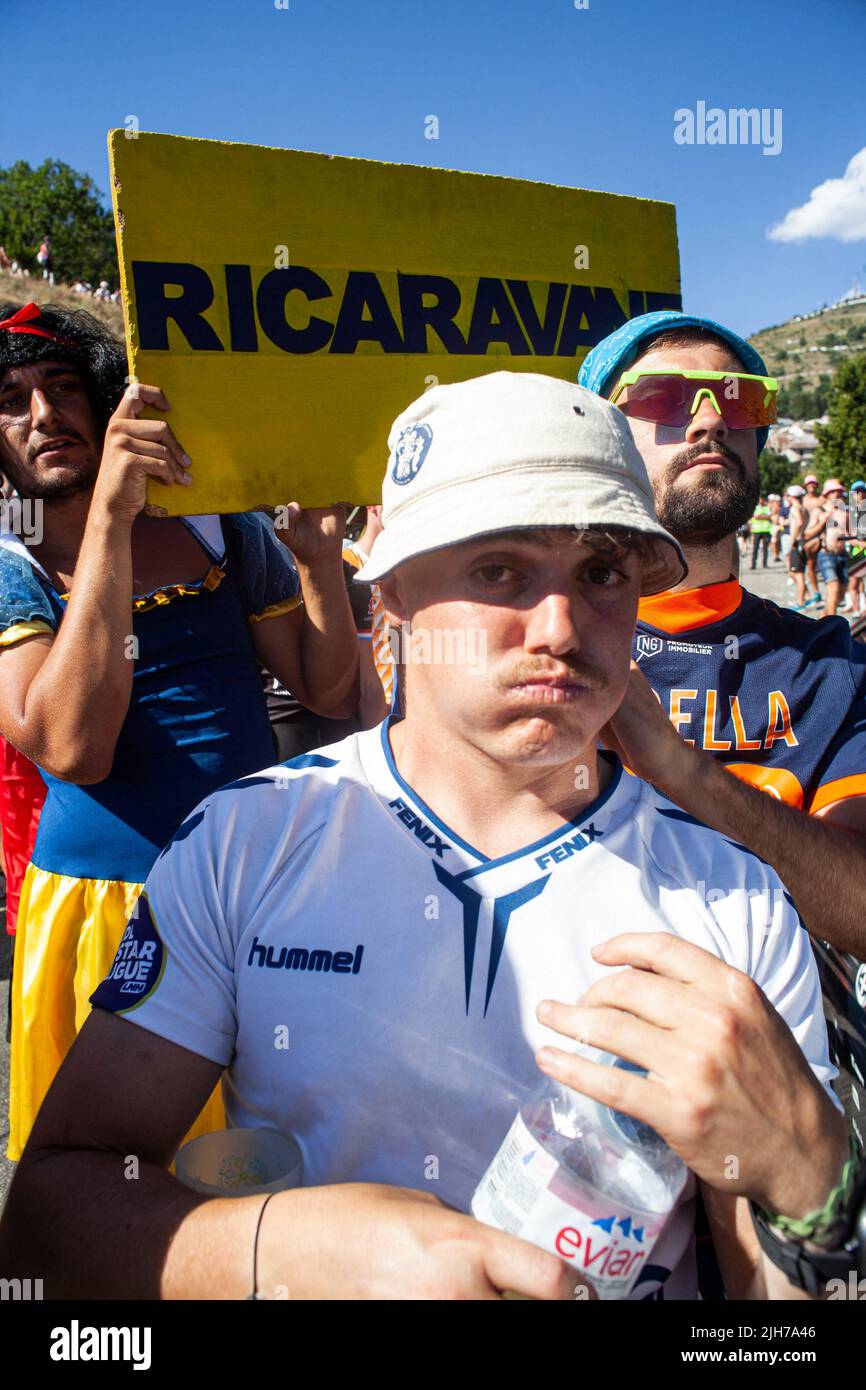 Zuschauer säumen den Straßenrand bei der Besteigung der Alpe d'Huez während der Etappe 12. des Radrennens Tour de France 109., 165,1 km zwischen Briancon und L'Alpe-d'Huez, in den französischen Alpen, am 14. Juli 2022. Foto von Sofiane Boukhari/ABACAPRESS.COM Stockfoto