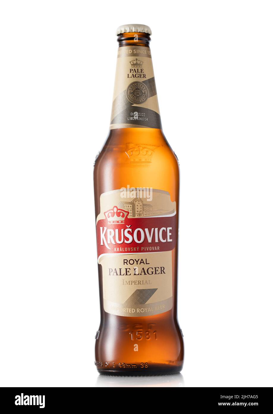 LONDON, Großbritannien - 10. JUNI 2022: Krusovice royales blasses Lagerbier auf Weiß. Produkt der Tschechischen Republik Stockfoto