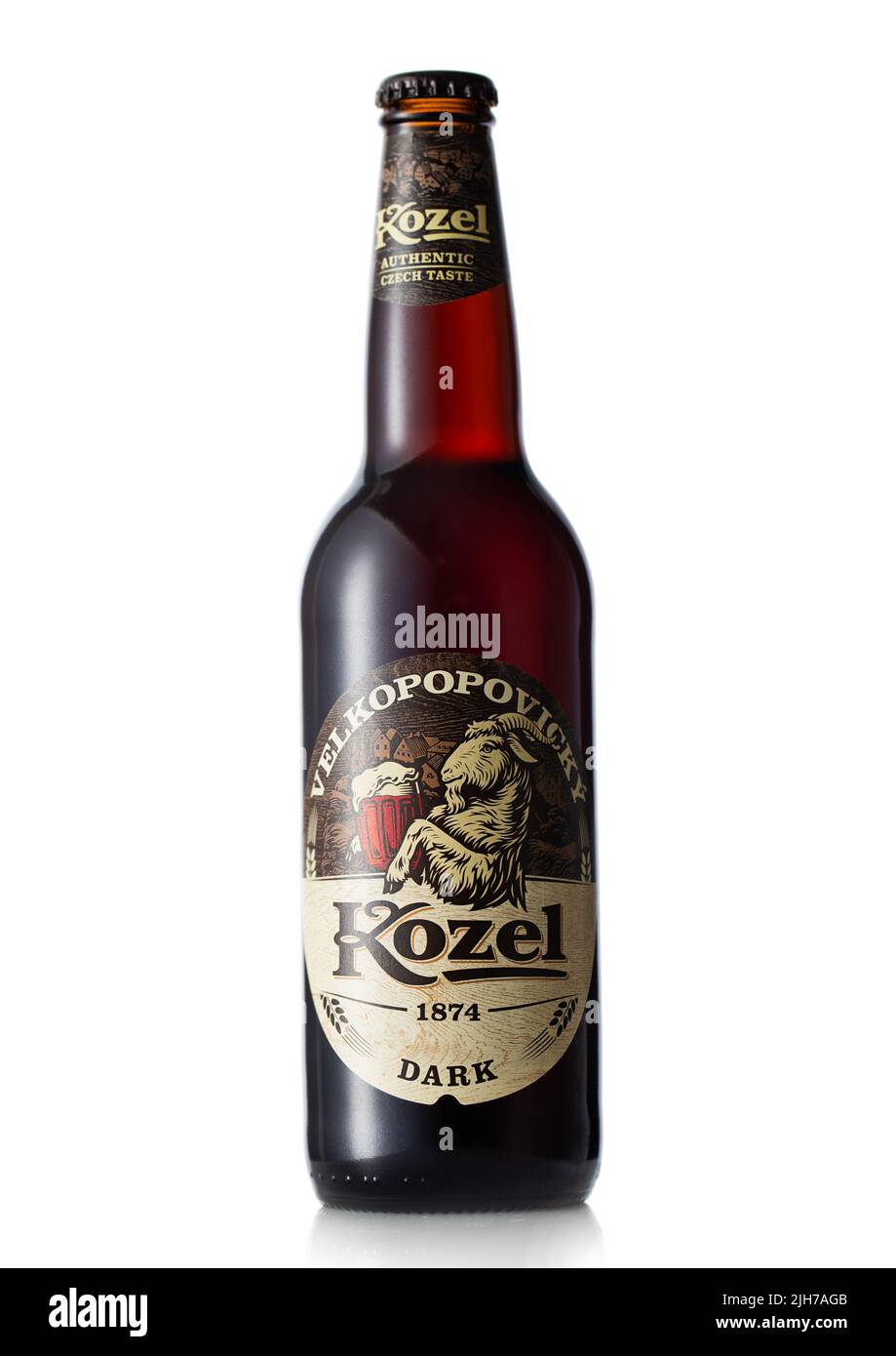 LONDON, Großbritannien - 30. JUNI 2022: Kozel dunkles Bier in Glasflasche auf Weiß. Authentischer tschechischer Geschmack. Stockfoto