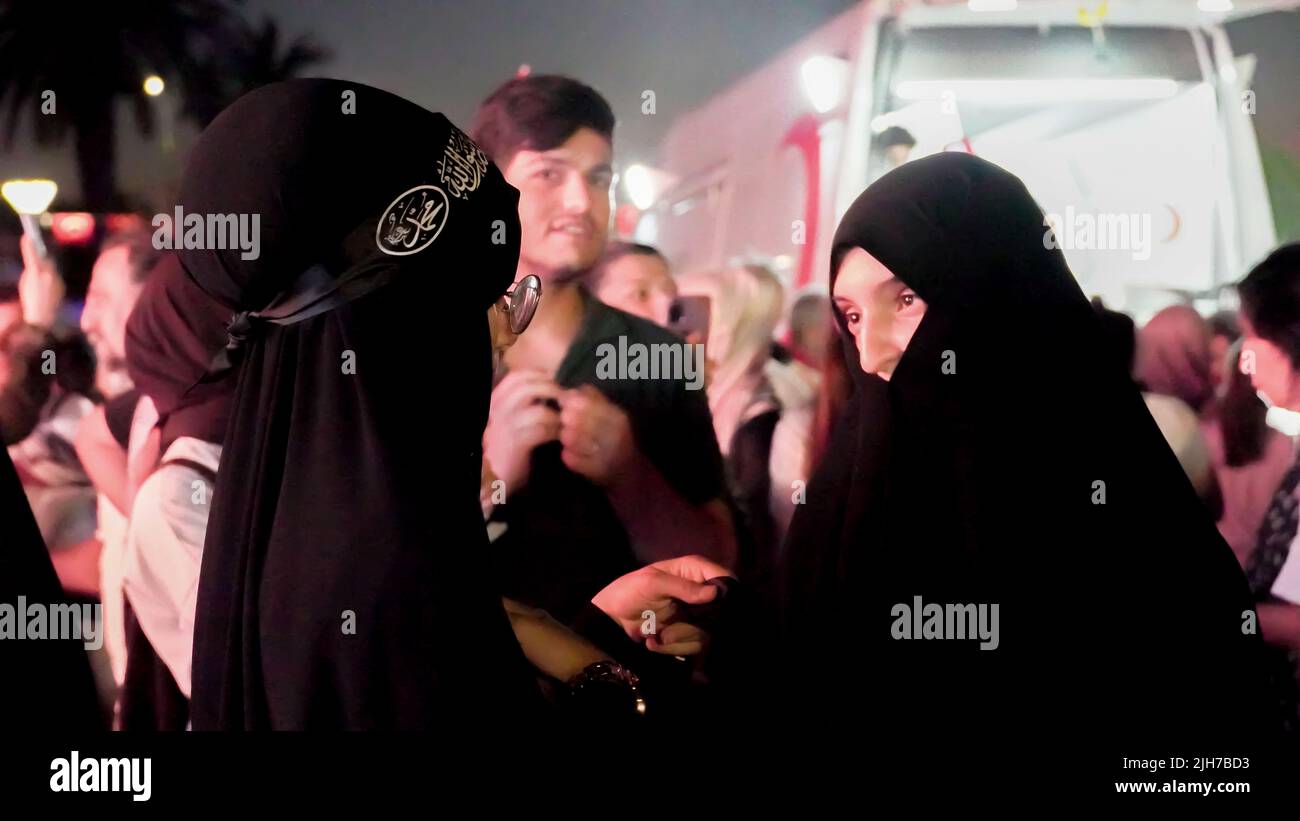 Türkei. 15.. Juli 2022. Menschen mit türkischen Flaggen , einige von ihnen mit Präsident Erdogan und osmanischer Flagge nahmen am 15. Juli an den Veranstaltungen zum Tag der Demokratie und nationalen Einheit Teil, um den 15. Juli zu feiern, der den Putsch am Konak-Platz besiegte. Beim gescheiterten Putschversuch vom 15.. Juli 2016 wurden 249 Menschen gemartert und fast 2.200 Menschen verletzt. Kredit: İdil Toffolo/Alamy Live Nachrichten Stockfoto