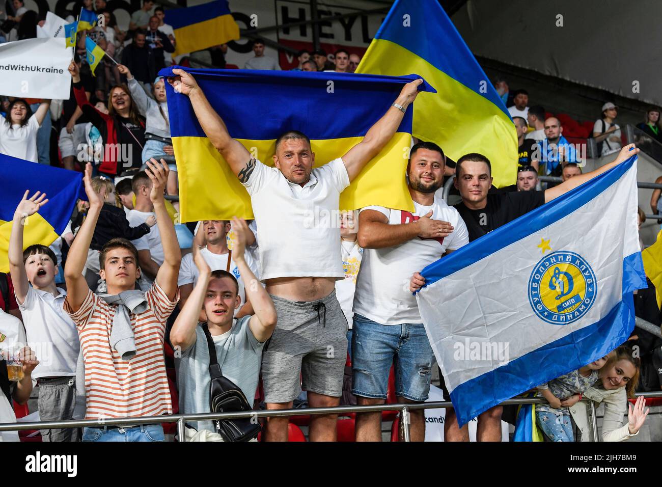 Antwerpen, Belgien. 15.. Juli 2022. Ukrainische Unterstützer nach einem Freundschaftsspiel zwischen dem belgischen Royal Antwerp FC und dem ukrainischen FC Dynamo Kiew am Freitag, dem 15. Juli 2022 in Antwerpen. BELGA FOTO TOM GOYVAERTS Kredit: Belga Nachrichtenagentur/Alamy Live News Stockfoto