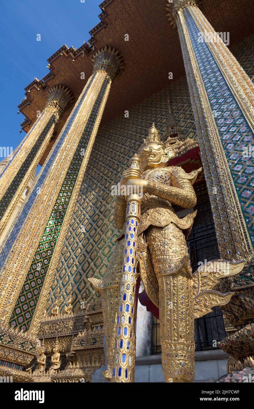 Ein Yaksha, ein Dämon, die Bewachung der Phra Mondop-Bibliothek in der Wat Phra Kaew Komplex in Bangkok, Thailand Stockfoto