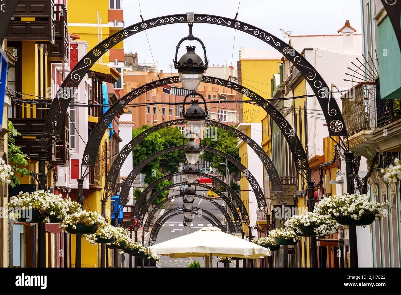 Außendekoration in der Stadtstraße bei Partys mit Metallbögen und Blumenarrangements. Galdar Gran Canaria. Spanien. Stockfoto