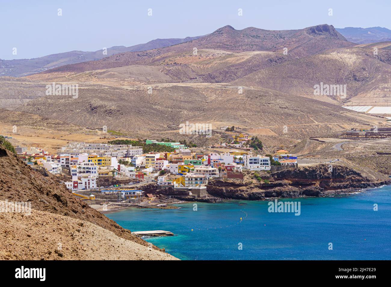 Fischerdorf an der Küste zwischen Wüstenbergen auf Gran Canaria. Spanien. Europa. Stockfoto