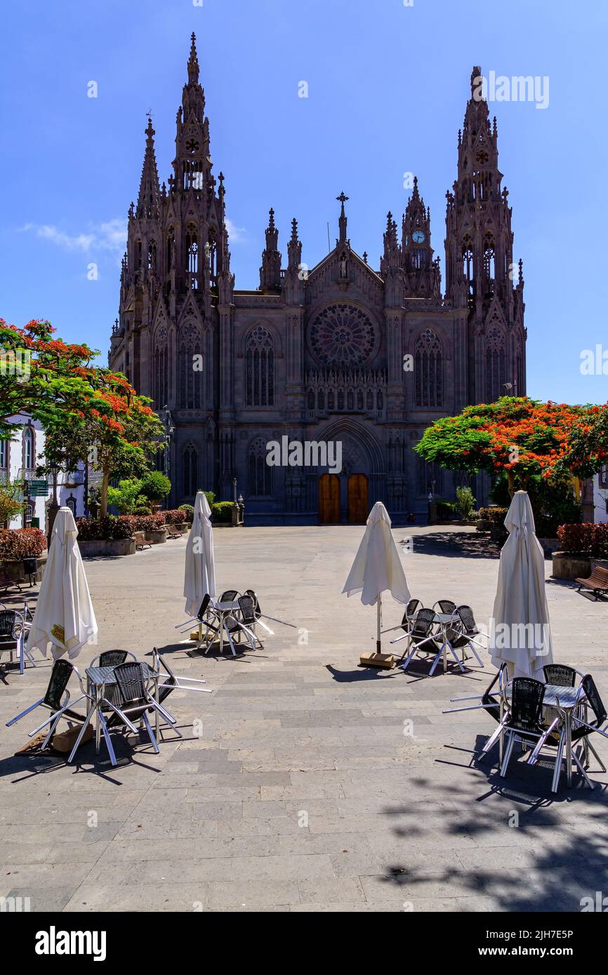Kathedrale oder Kirche der kanarischen Stadt Arucas auf der Insel Gran Canaria, Hauptfassade auf dem Stadtplatz. Spanien. Stockfoto