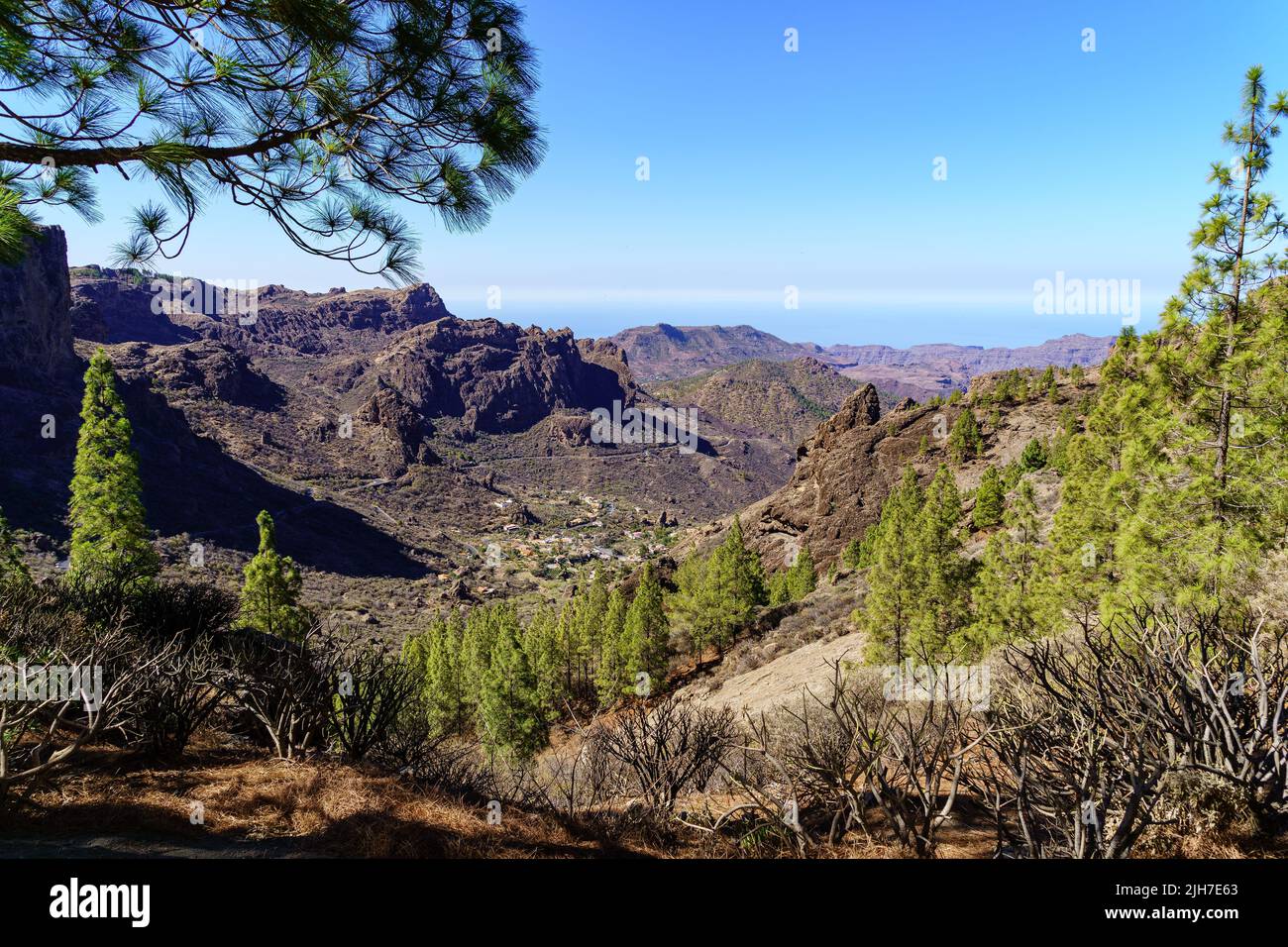 Berglandschaft auf Gran Canaria, Wüstenlandschaft aus Tälern und Bergen, die im Meer endet. Stockfoto