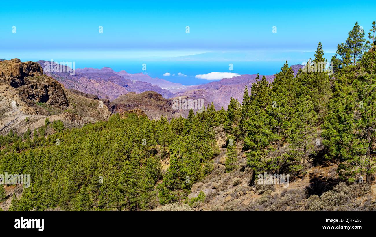 Berglandschaft auf Gran Canaria, Wüstenlandschaft aus Tälern und Bergen, die im Meer endet. Stockfoto