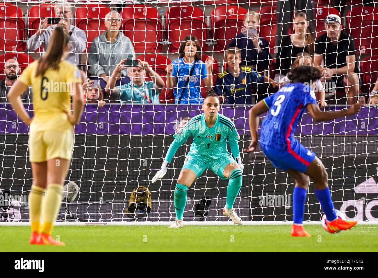 ROTHERHAM, VEREINIGTES KÖNIGREICH - 14. JULI: Nicky Evrard aus Belgien und Wendie Renard aus Frankreich während des Spiels der Gruppe D - UEFA Women's EURO 2022 zwischen Frankreich und Belgien im New York Stadium am 14. Juli 2022 in Rotherham, Vereinigtes Königreich (Foto: Joris Verwijst/Orange Picles) Stockfoto