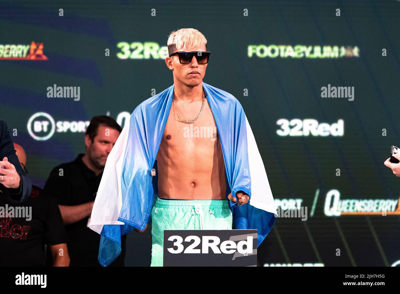 LONDON, GROSSBRITANNIEN. 15. Juli 2022. Robin Zamora (Mitte) während Sheeraz vs Torres Offizielles Einwägen in den BT Sport Studios, Queen Elizabeth Olympic Park am Freitag, 15. Juli 2022 in LONDON (nur zur redaktionellen Verwendung, Lizenz für kommerzielle Nutzung erforderlich. Keine Verwendung bei Wetten, Spielen oder Veröffentlichungen einzelner Vereine/Vereine/Spieler.) Kredit: Taka G Wu/Alamy Live Nachrichten Stockfoto