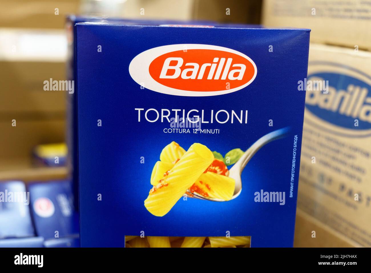 Tjumen, Russland-26. Mai 2022: Pasta Barilla tortiglioni auf einem Supermarktregal. Die Barilla ist die weltweit führende Pasta-Maker Stockfoto