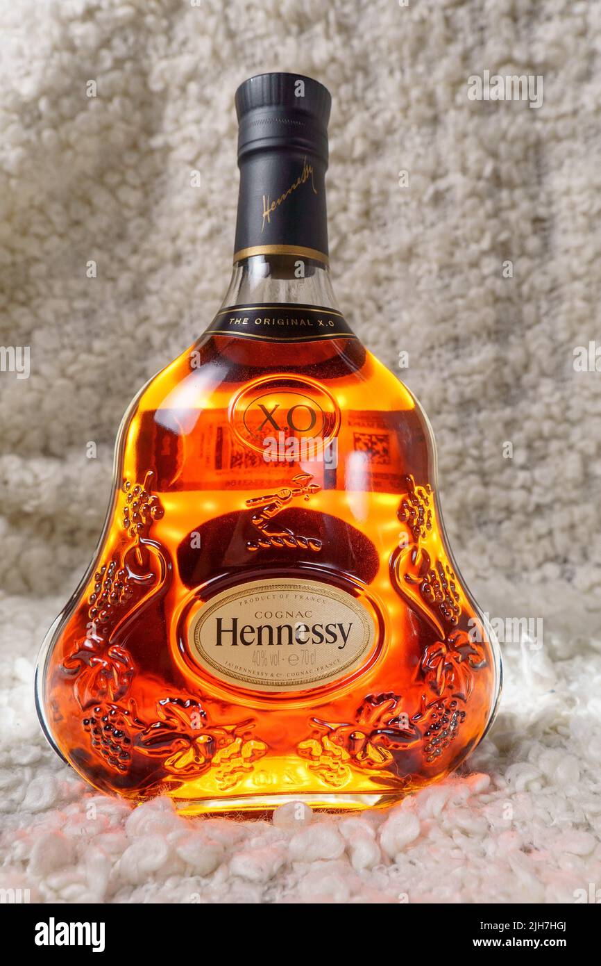 Tjumen, Russland-27. November 2021: Hennessy Logo, eine Marke des berühmten Cognacs aus Frankreich. Vertikales Foto Stockfoto