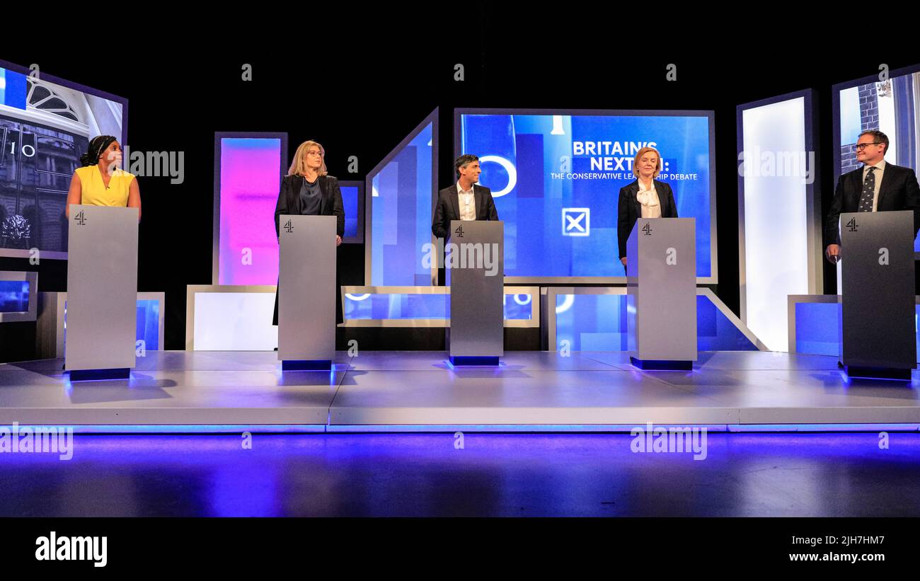 London, Großbritannien. 15.. Juli 2022. Alle fünf Kandidaten für die Führung der Konservativen Partei, (von links nach rechts) Kemi Badenoch, Penny Mordaunt, Rishi Sunak, Liz Truss und Tom Tugendhat sowie Kandidaten für den nächsten Premierminister Großbritanniens, nehmen an einer Debatte und einem fragerunde Teil, die von Krishan Guru-Murthy von Channel 4 moderiert werden. Kredit: Imageplotter/Alamy Live Nachrichten Stockfoto