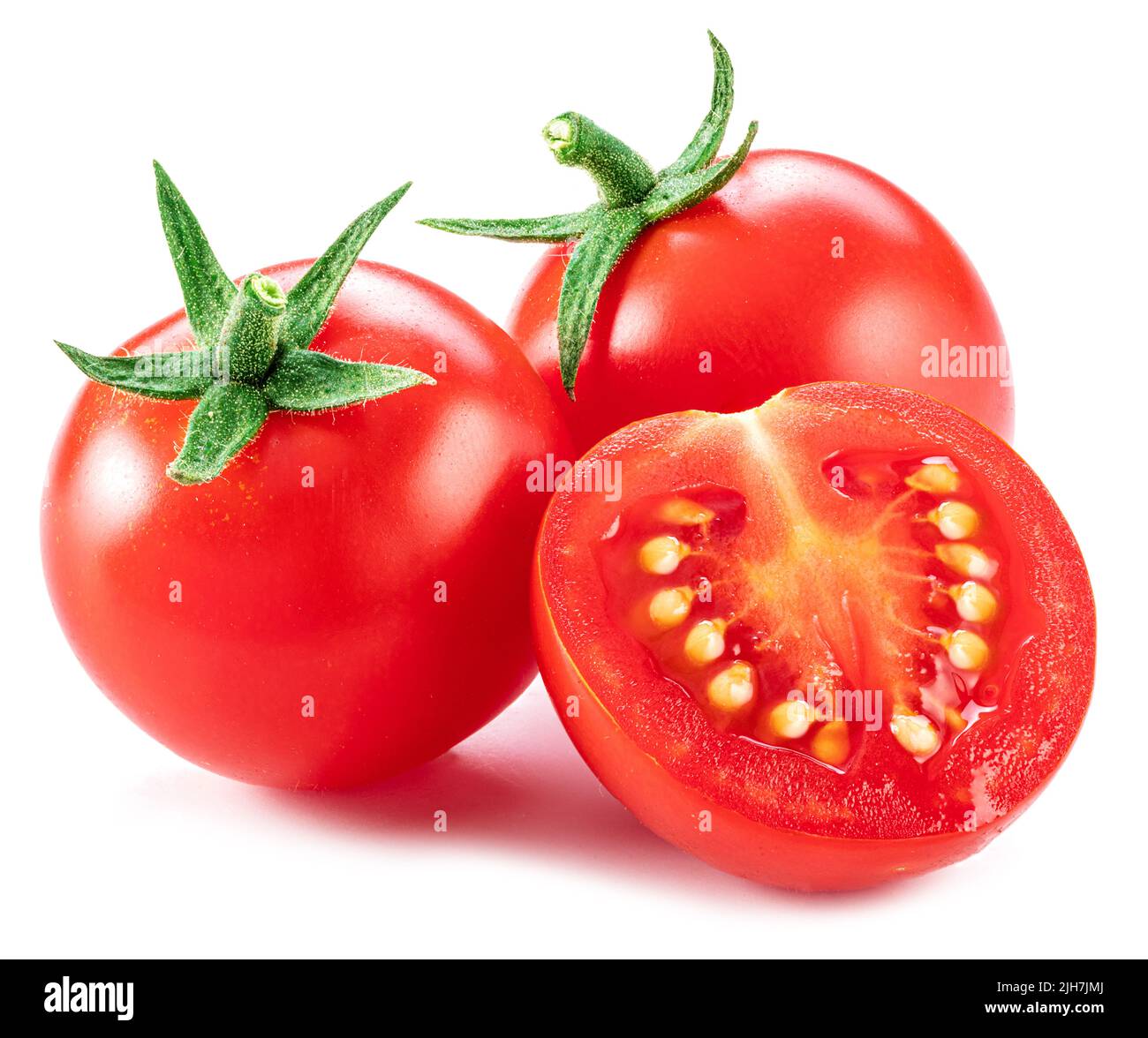 Reife Kirschtomaten isoliert auf weißem Hintergrund. Makroaufnahme. Weltweit beliebtes Produkt als Zutat in vielen mediterranen Gerichten. Stockfoto