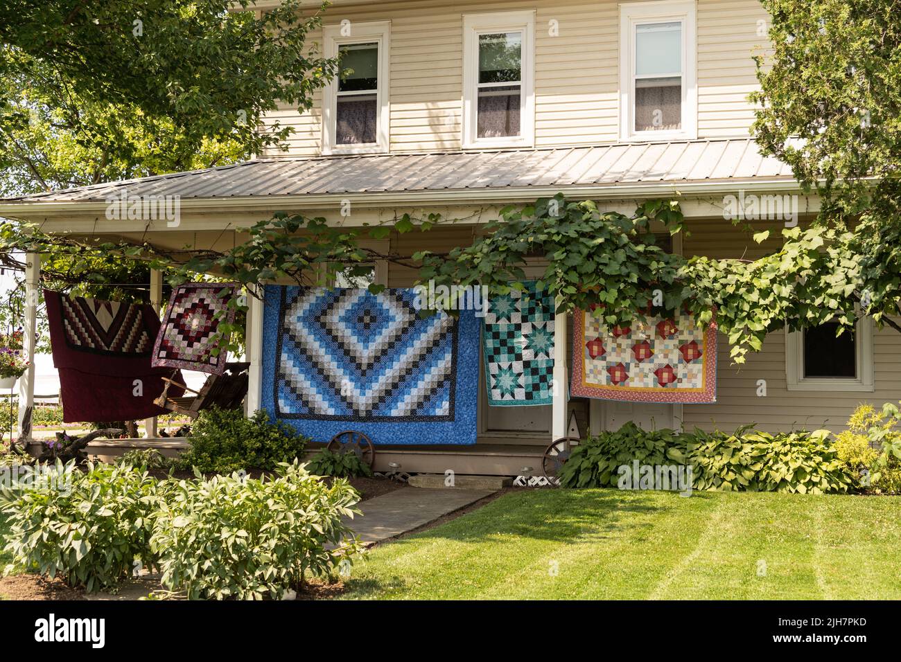 Ephrata, Pennsylvania: 1. Juli 2022: Wunderschön handgefertigte Quilts zum Verkauf auf Amish Farm. Stockfoto