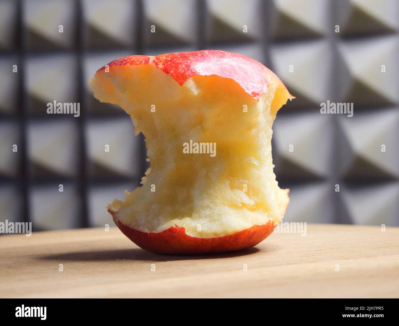 Ein gebissenen roten Apfel, Nahaufnahme. Apple Core. Stockfoto