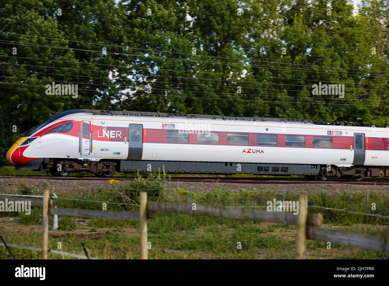 London North Eastern Railways 'Azuma' Diesel-Hybrid-Zug auf der East Coast Main Line in Offord Cluny, Cambridgeshire, England Stockfoto