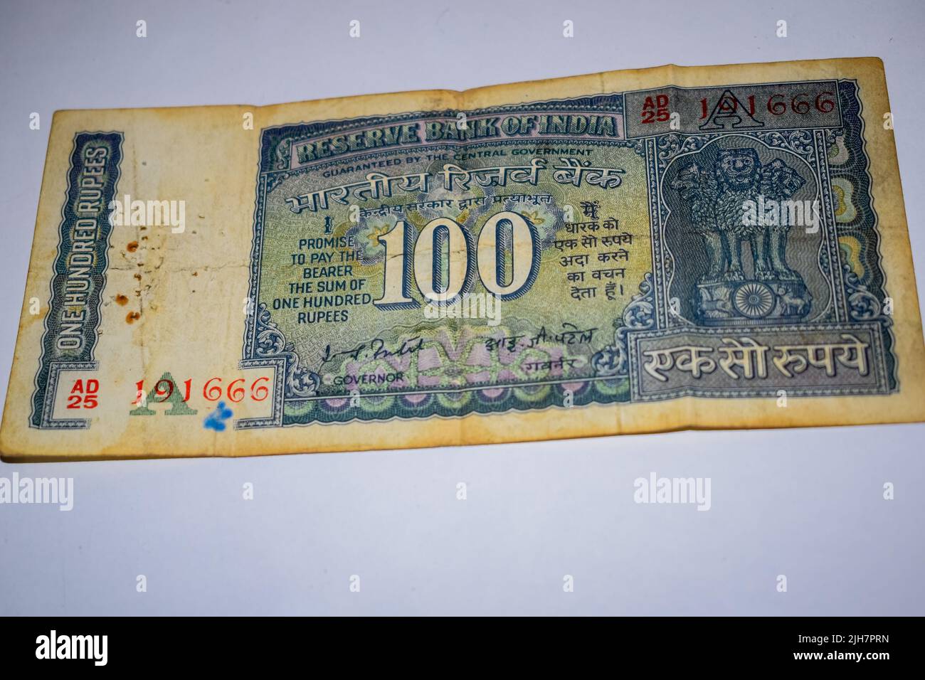 Seltene alte hundert Rupien-Noten auf dem Tisch kombiniert, Indien-Geld auf dem rotierenden Tisch. Alte indische Währung Notizen auf einem rotierenden Tisch, indische Curre Stockfoto