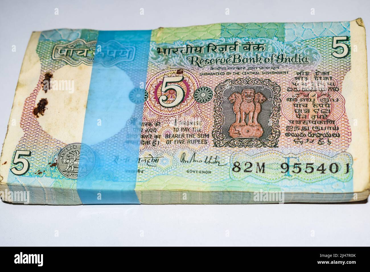 Seltene alte fünf Rupien-Noten kombiniert auf dem Tisch, Indien-Geld auf dem rotierenden Tisch. Alte indische Währung Notizen auf einem rotierenden Tisch, indische Währung auf Stockfoto