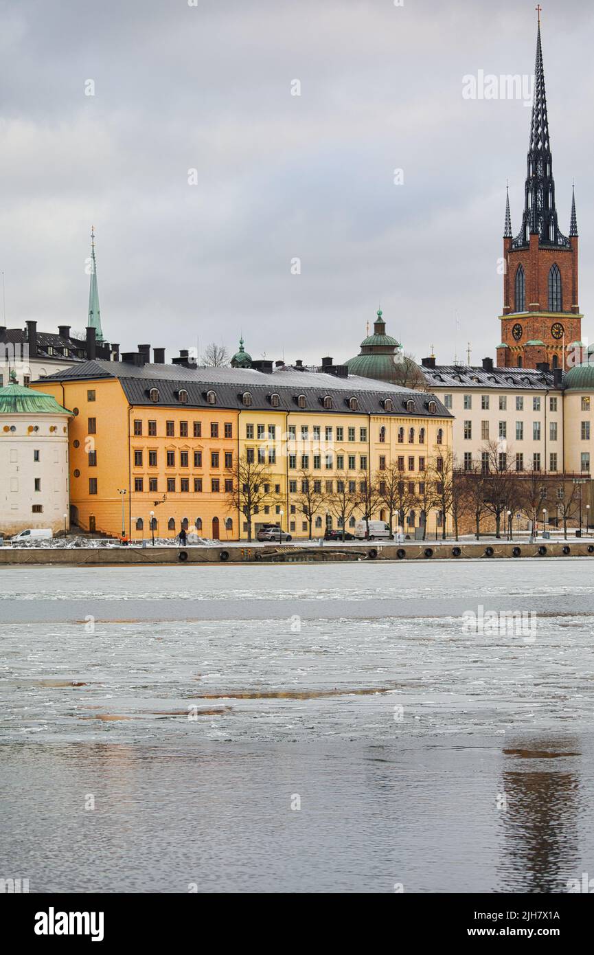 Blick über den gefrorenen Riddarfjarden (östlichste Bucht des Malaren-Sees) zur Riddarholmen-Insel und Kirche, Stockholm, Schweden Stockfoto
