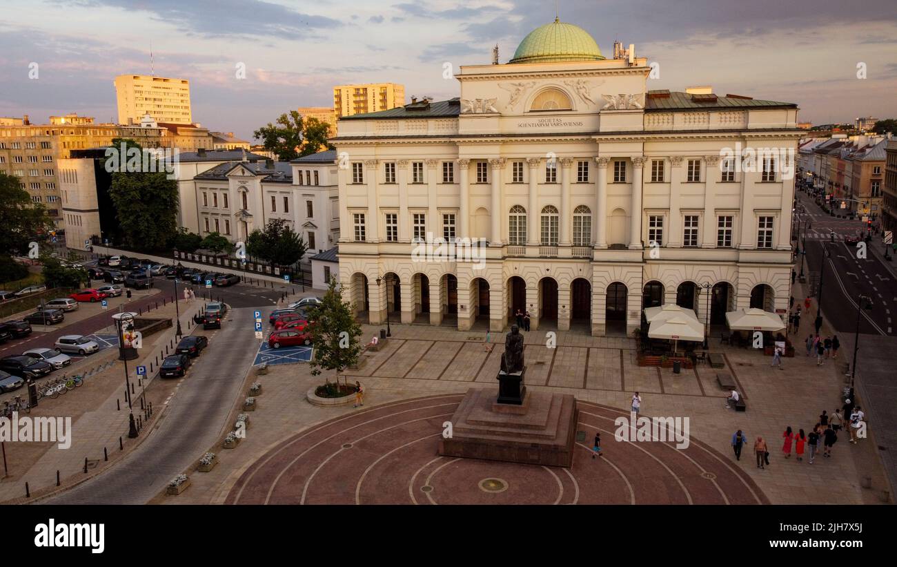 PAN (Polnische Akademie der Wissenschaften) im Staszischen Palast bei Sonnenuntergang in der Krakowskie Przedmieście in Warschau, Polen Stockfoto