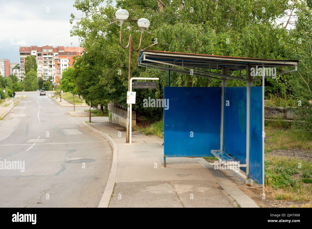 Einfache, bescheidene Bushaltestelle in den Vororten von Sofia, Bulgarien, Osteuropa, EU, Balkan Stockfoto
