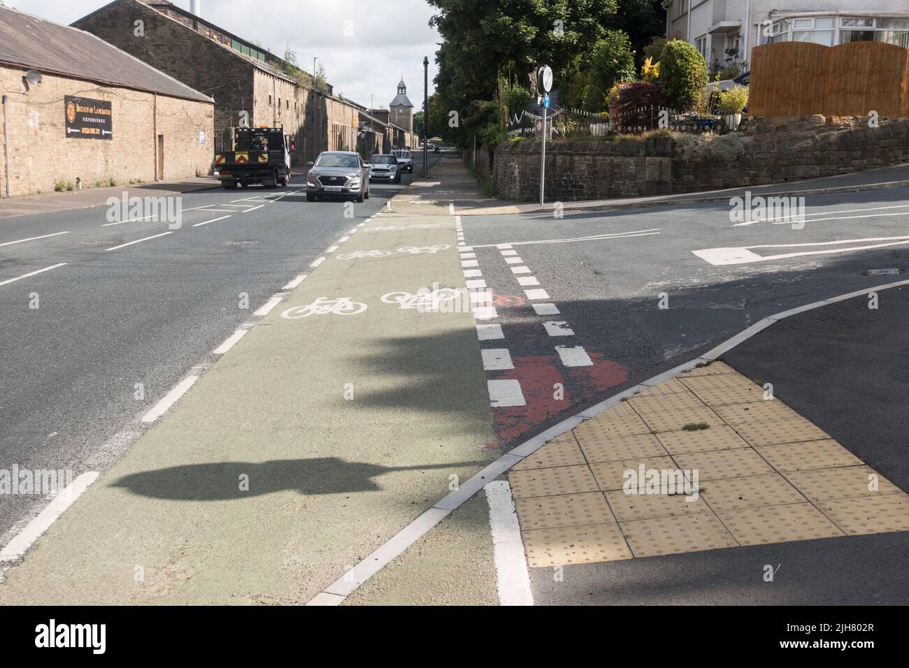 Radweg mit Vorrang vor kleineren Straßen in Lancaster, England, Großbritannien Stockfoto