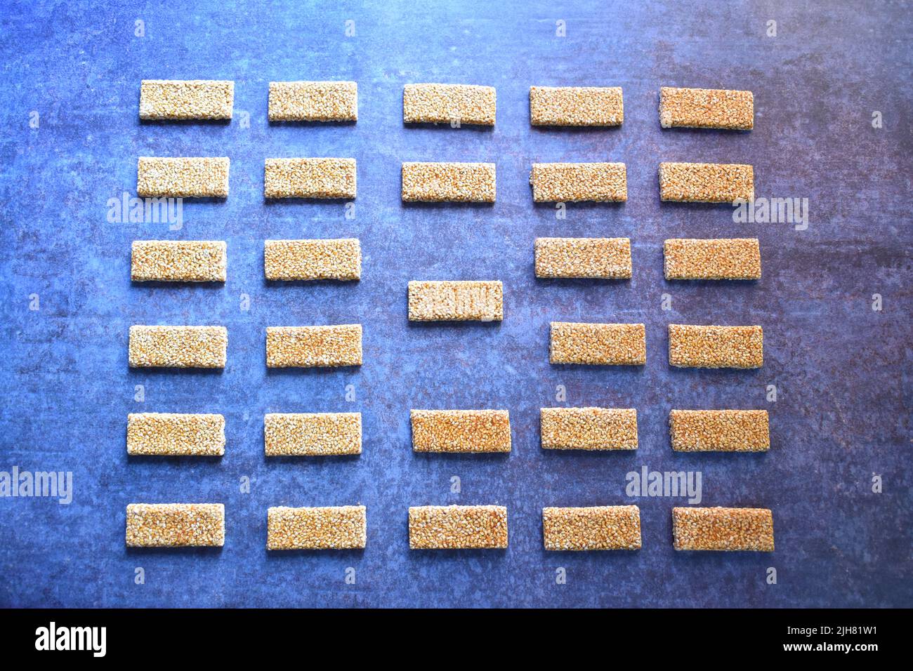 Sesam Chikki Indische brüchige Süßigkeit aus Sesamsamen und Jaggery Stockfoto