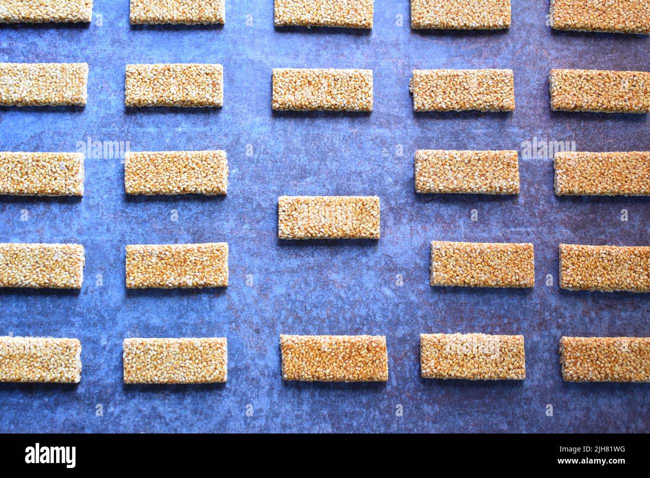 Sesam Chikki Indische brüchige Süßigkeit aus Sesamsamen und Jaggery Stockfoto