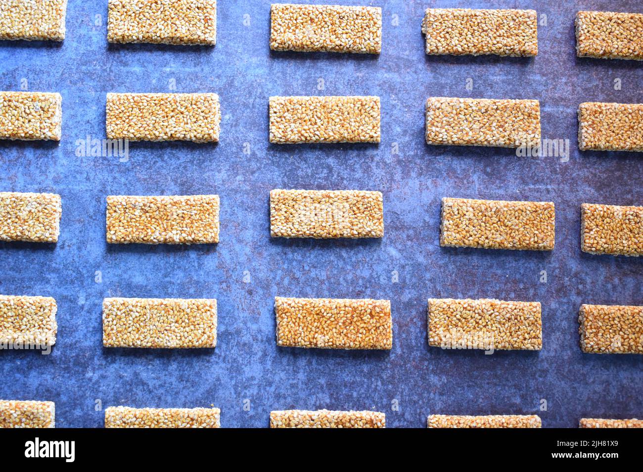 Sesam Chikki Indische brüchige Süßigkeit aus Sesamsamen und Jaggery Stockfoto