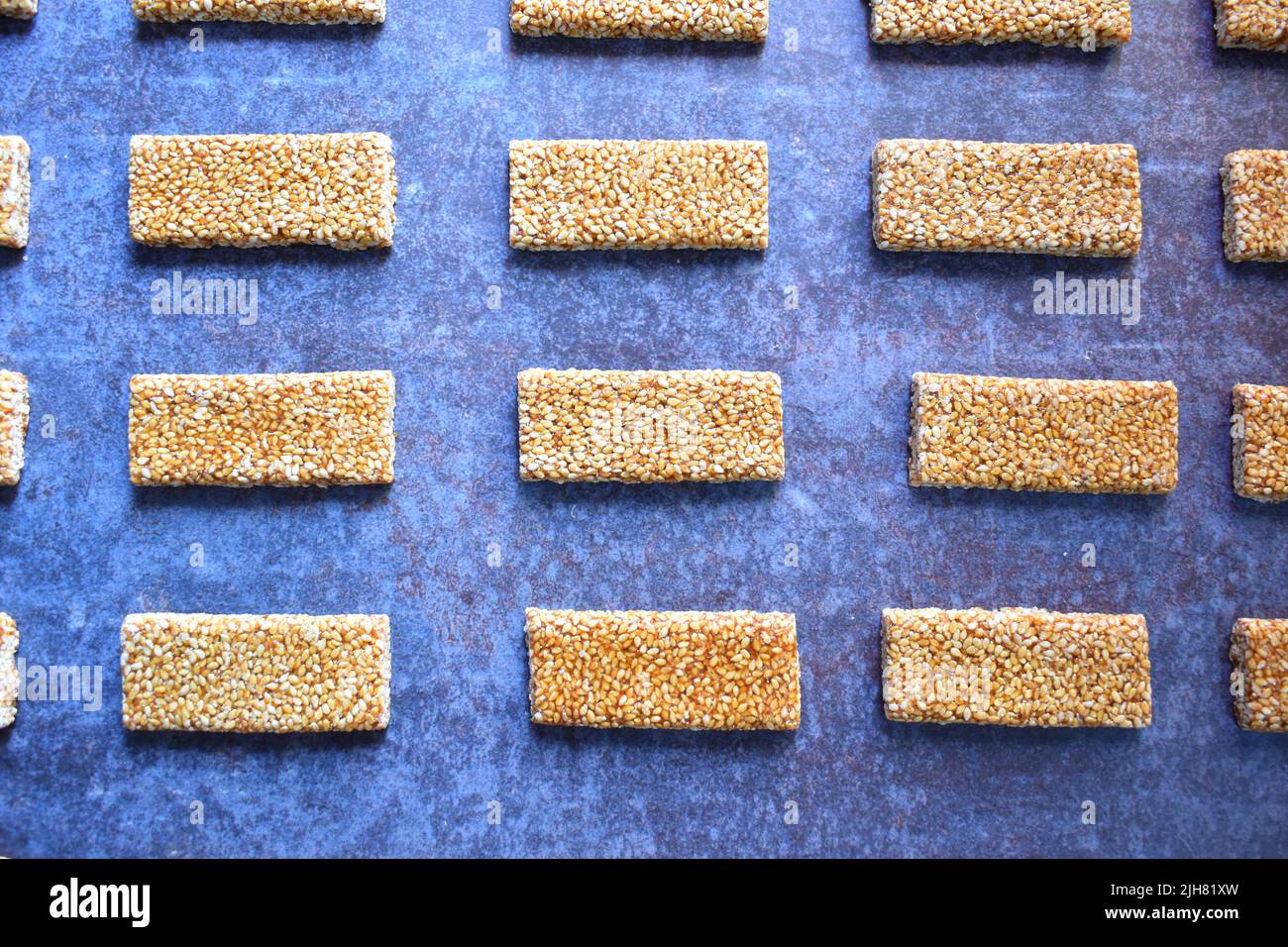 Sesam Chikki Indische brüchige Süßigkeit aus Sesamsamen und Jaggery Stockfoto