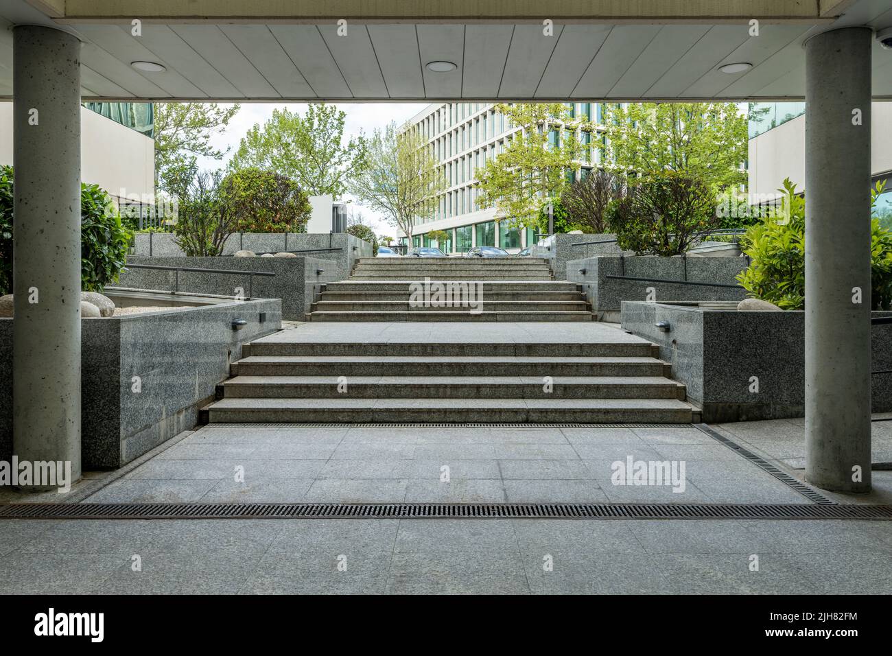 Eingangstreppe aus Granit zur Lobby eines Bürogebäudes Stockfoto